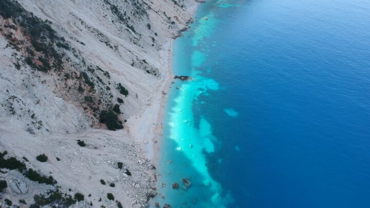 Amidi Beach Vista dall'alto velespiegate